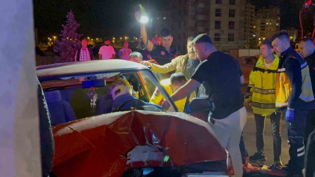 Aydınlatma direğine çarpan sürücü otomobilde sıkıştı: 3 yaralı