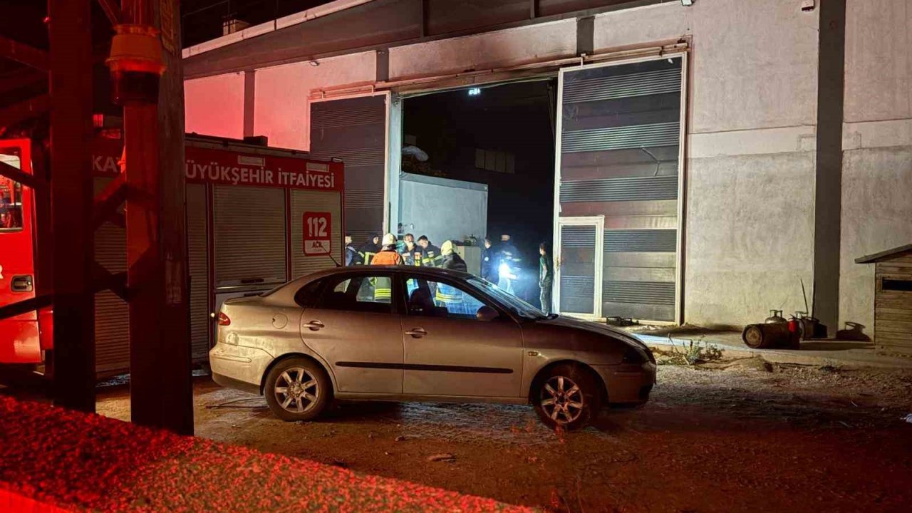 Plastik fabrikasında çıkan yangında 1 işçi zehirlendi