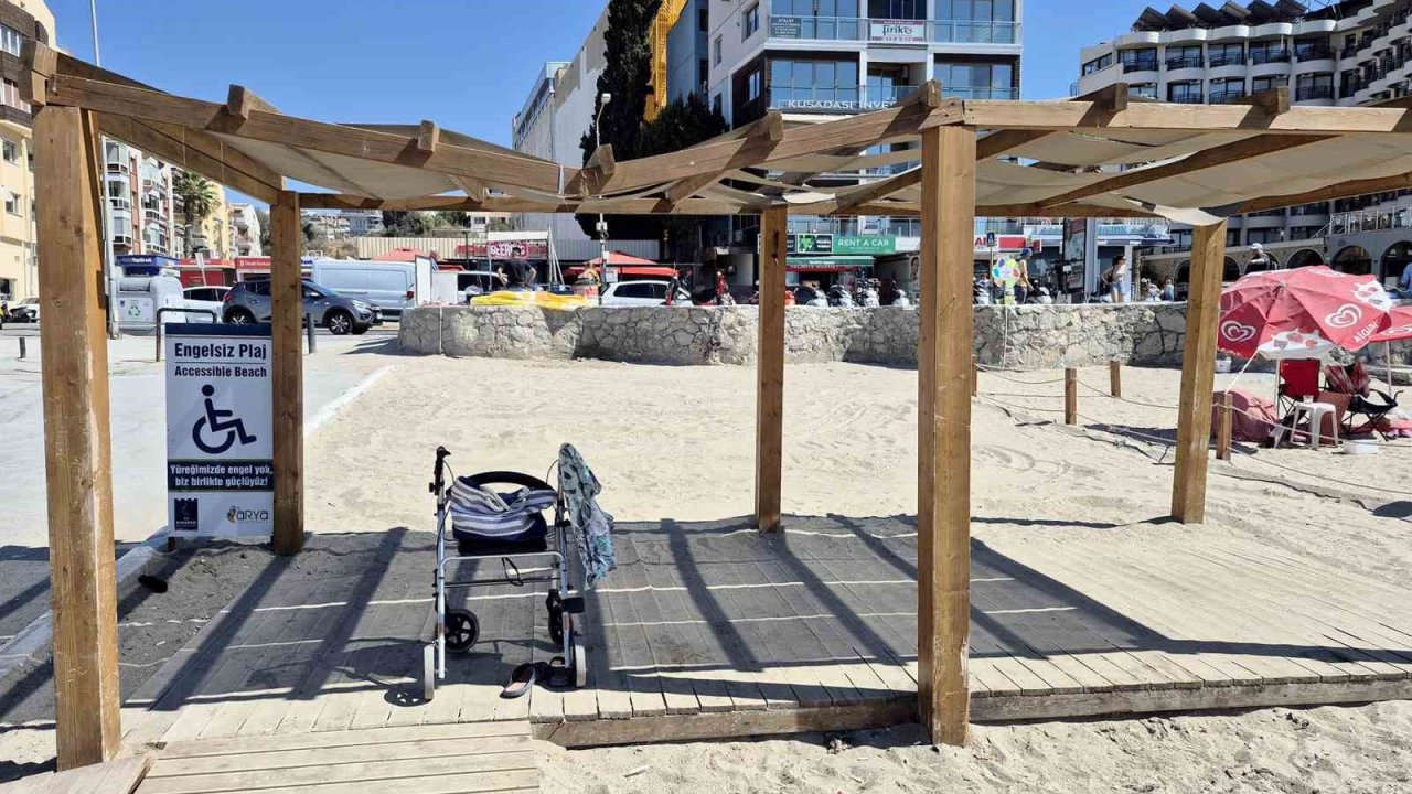 Kuşadası’nda engelli bireyleri güneşten koruyan gölgeliklere zarar verildi