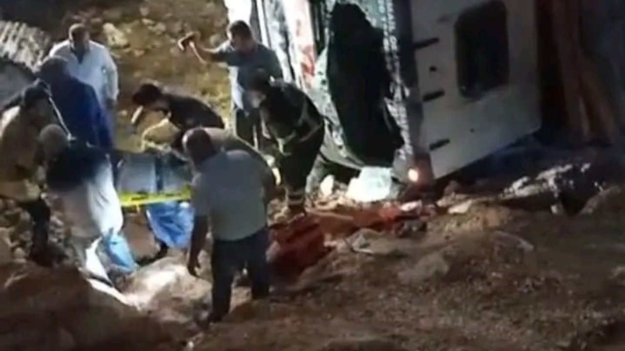 Sürücüsünün kontrolünü kaybettiği kamyon uçurumdan yuvarlandı