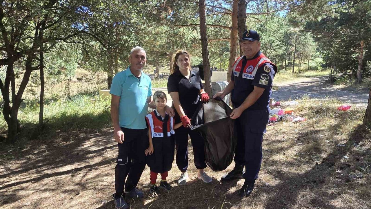 Çevre kirliliğine duyarsız kalmadılar, jandarma ile çevre temizliği yaptılar