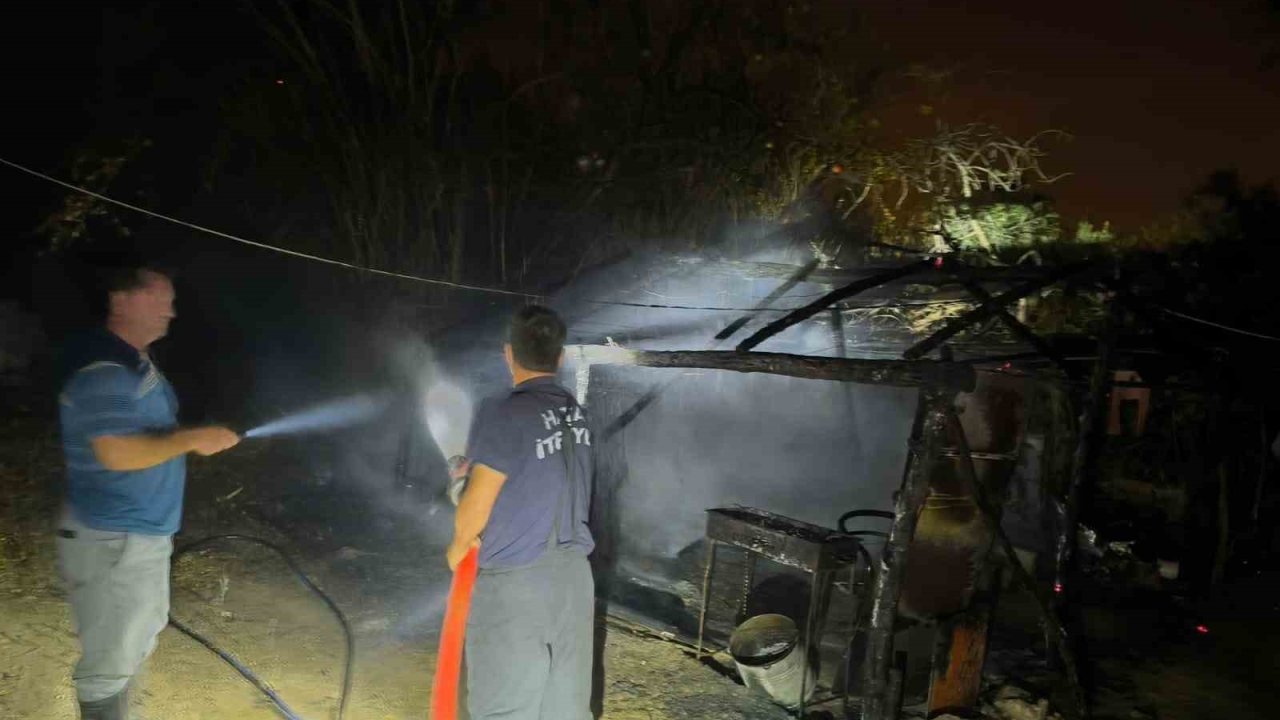 Samandağ’da depo olarak kullanılan çadır yandı