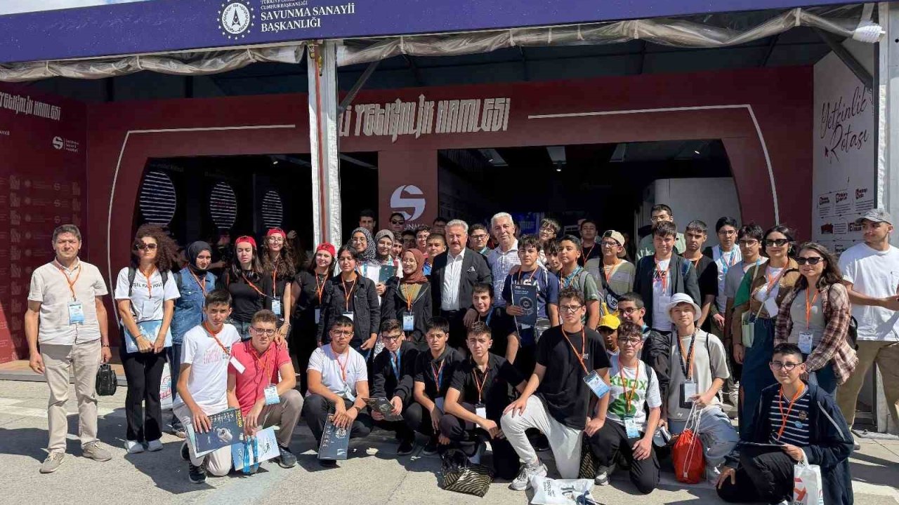 Başkan Palancıoğlu Havacılık Lisesi öğrencileri ile TEKNOFEST’İ ziyaret etti