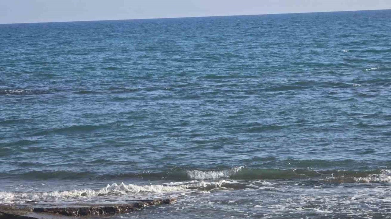 Ailesiyle birlikte geldiği sahilde denize giren adam boğuldu