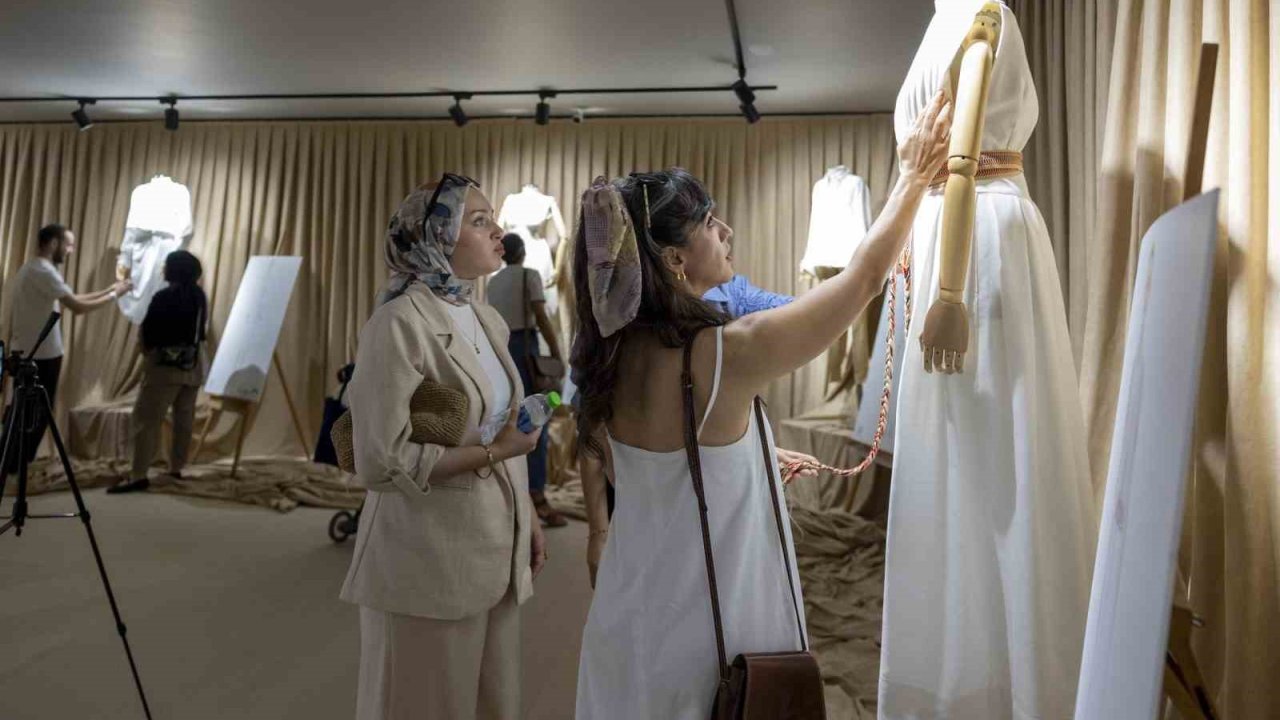 ‘Mersin Dokumaları Kıyafet Sergisi’ Tarsus Üniversitesi öğrencilerine ilham oldu