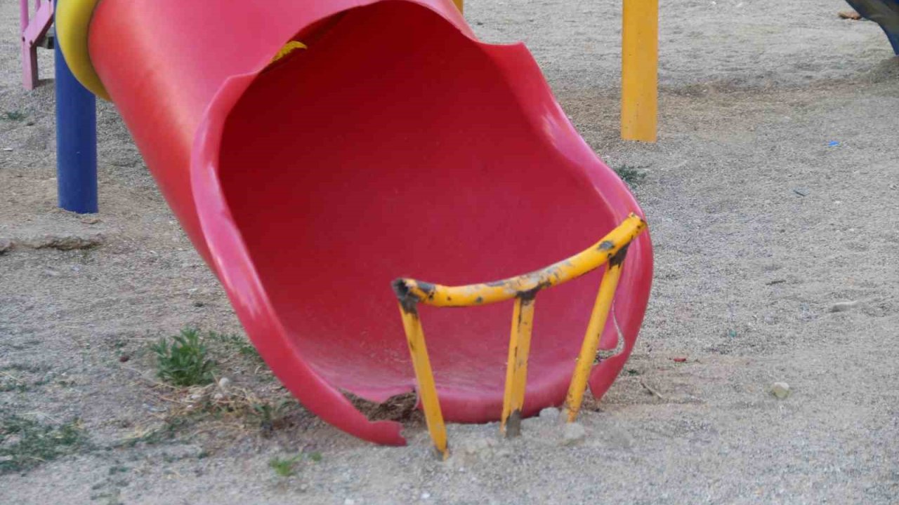 Bu demir korkuluğun kaydırağın bitiminde ne işi var?