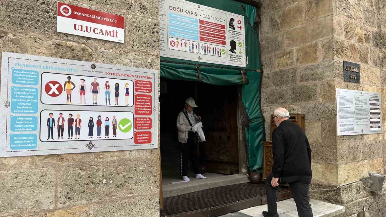 Tarihi cami ziyaretlerine kıyafet mecburiyeti getirildi