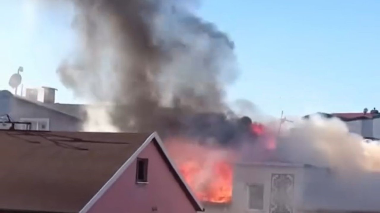 Bursa’da 3 katlı binanın çatısı alev alev yandı