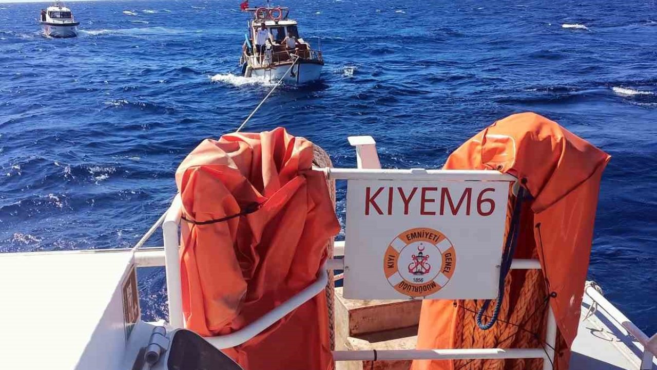 Gümbet açıklarında sürüklenen tekne kurtarıldı