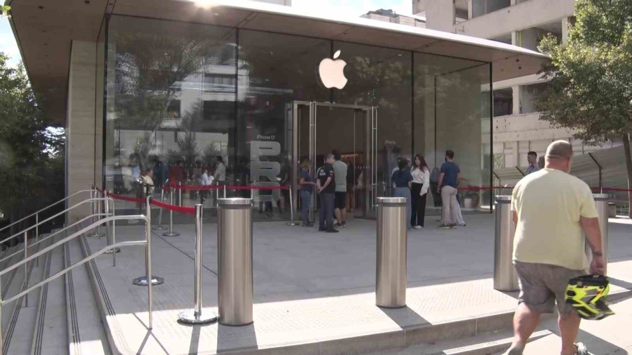 Yeni iPhone 17 Türkiye’de ilgi görmedi, mağaza önleri boş kaldı
