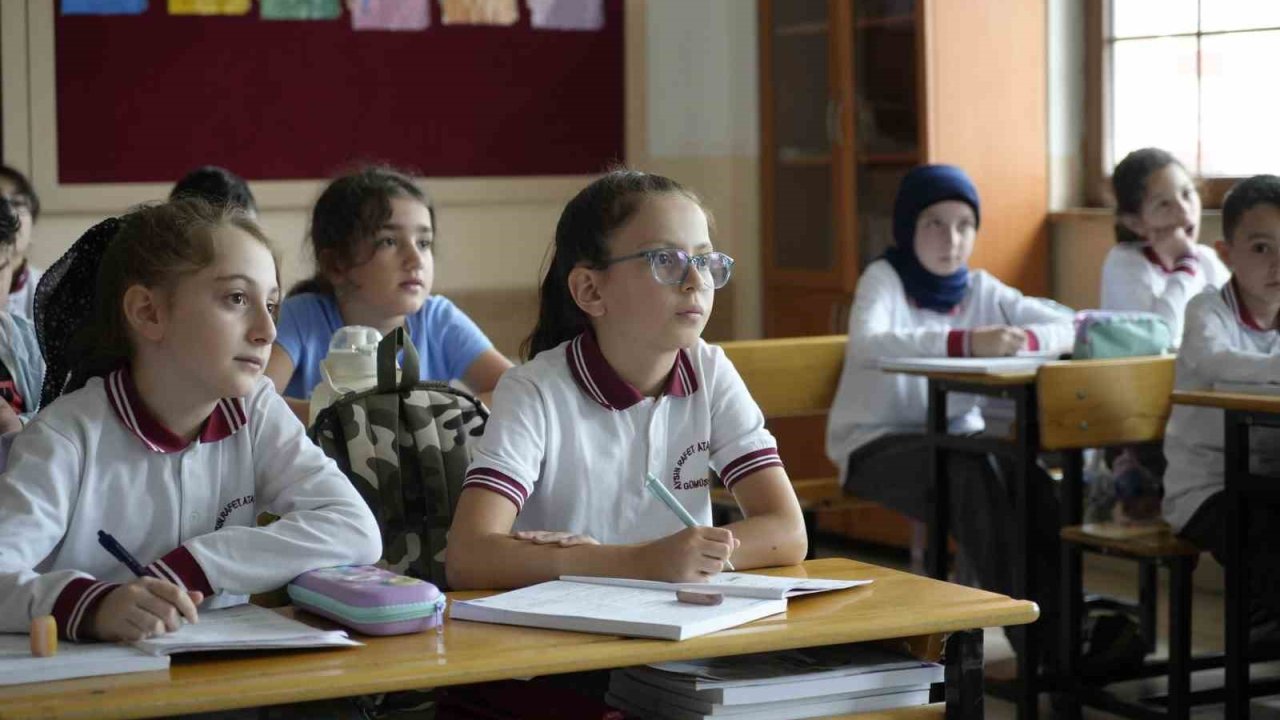 Gümüşhaneli 9 yaşındaki Buğlem her törende İstiklal Marşı’nı işaret diliyle okuyor