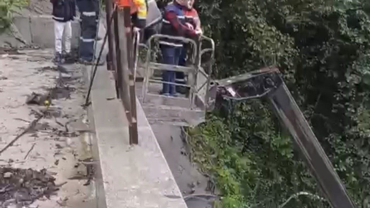 Sel ve heyelan nedeniyle Çamlıhemşin Tüneli inşaatında mahsur kalan işçiler kurtarıldı