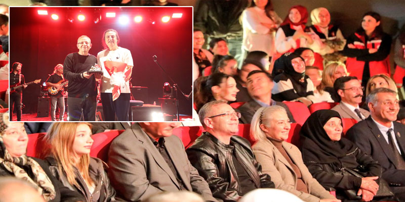 Çelik Kars'ta sahne alarak, şarkılarıyla geceye renk kattı.