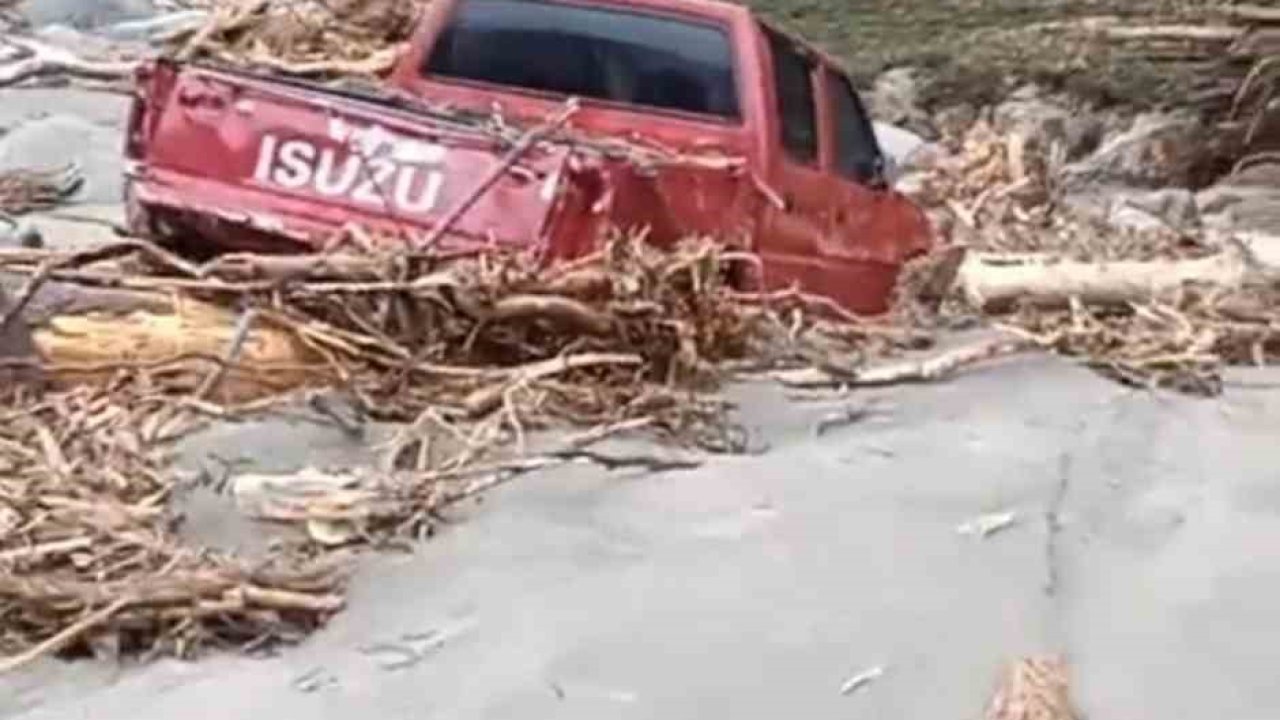 Rize’de 2 araç sel sularına kapıldı