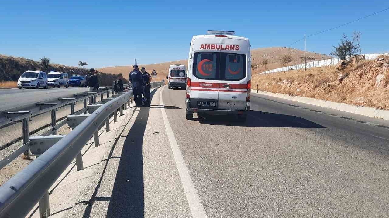 Bariyerlere çarpan motosiklet sürücüsü ağır yaralandı