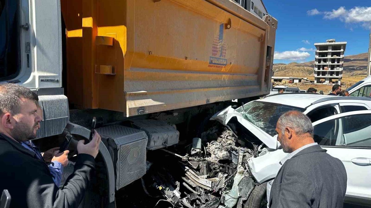 Tatvan’da kamyon ile otomobil çarpıştı: 3 yaralı