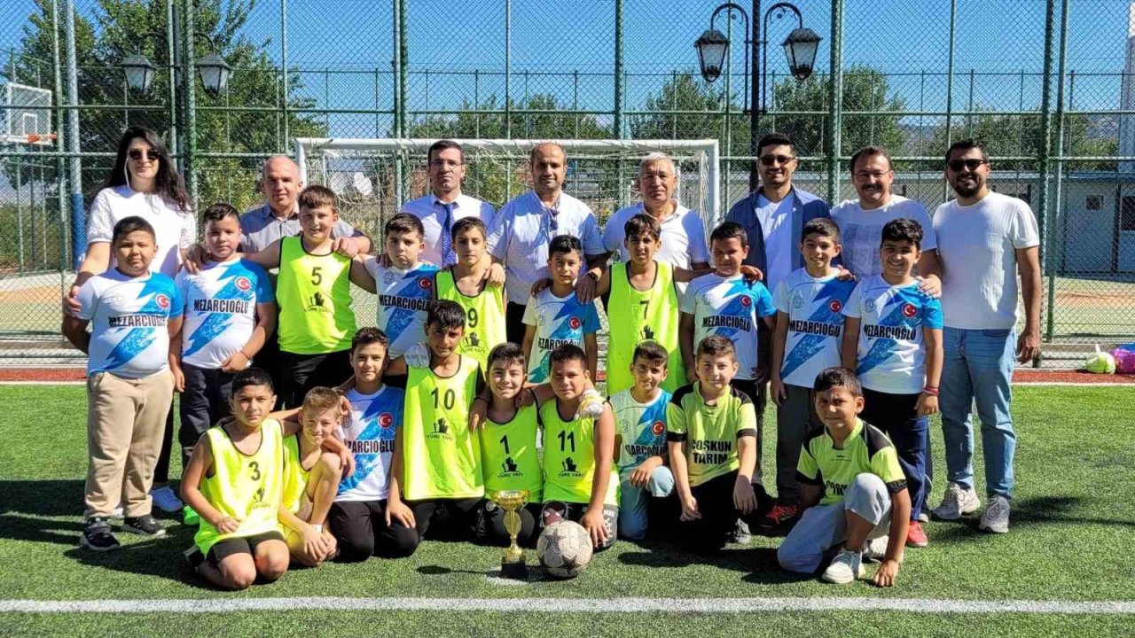 Minik sporculardan dostluk rüzgarı