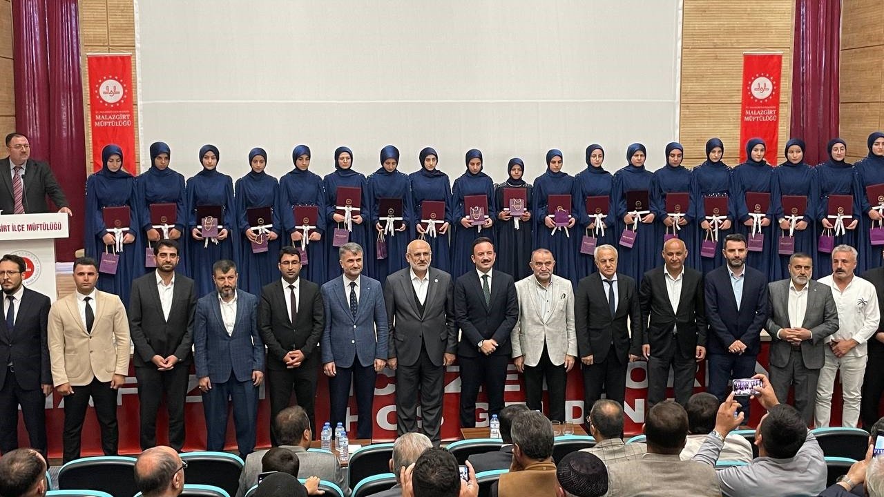 Malazgirt’te hafızlık töreninde duygu dolu anlar yaşandı