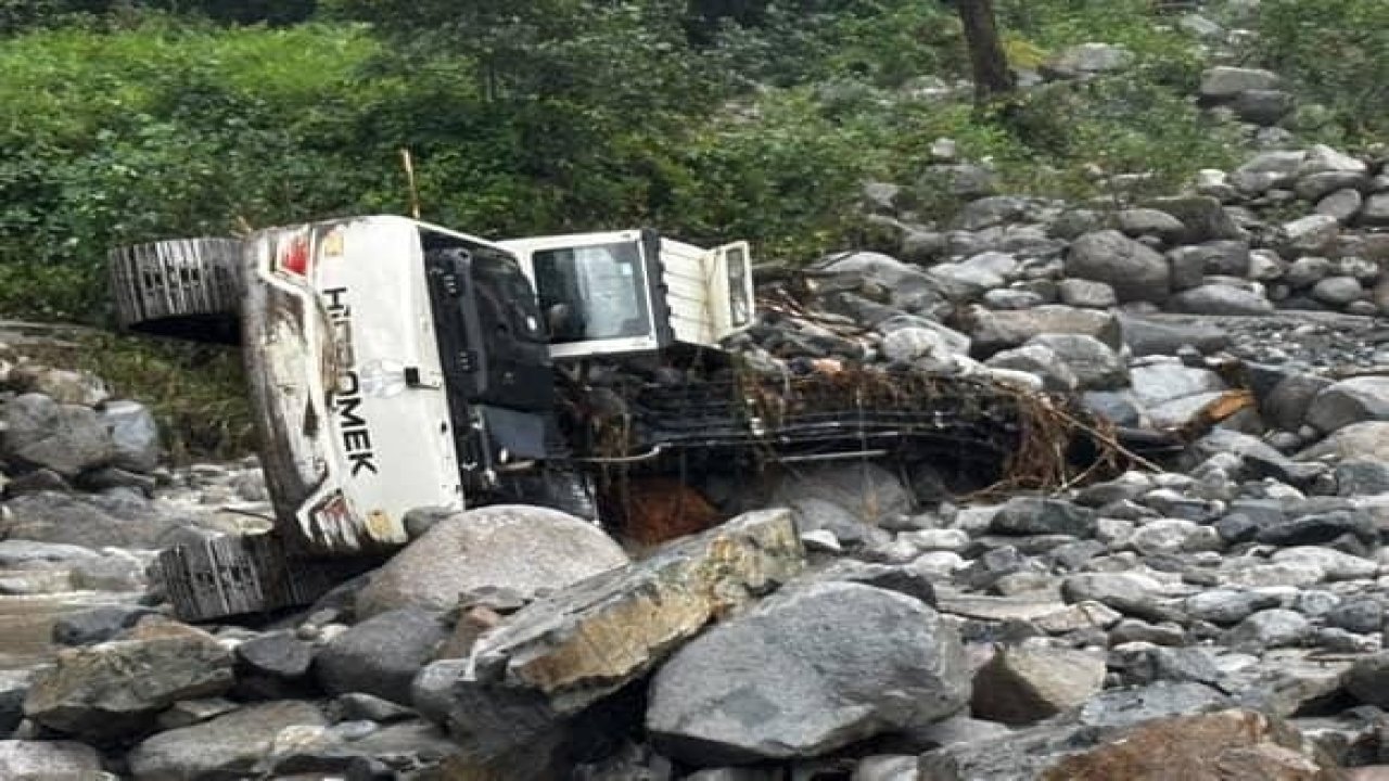 Tonlarca ağırlıktaki iş makineleri sel sularına kapıldı