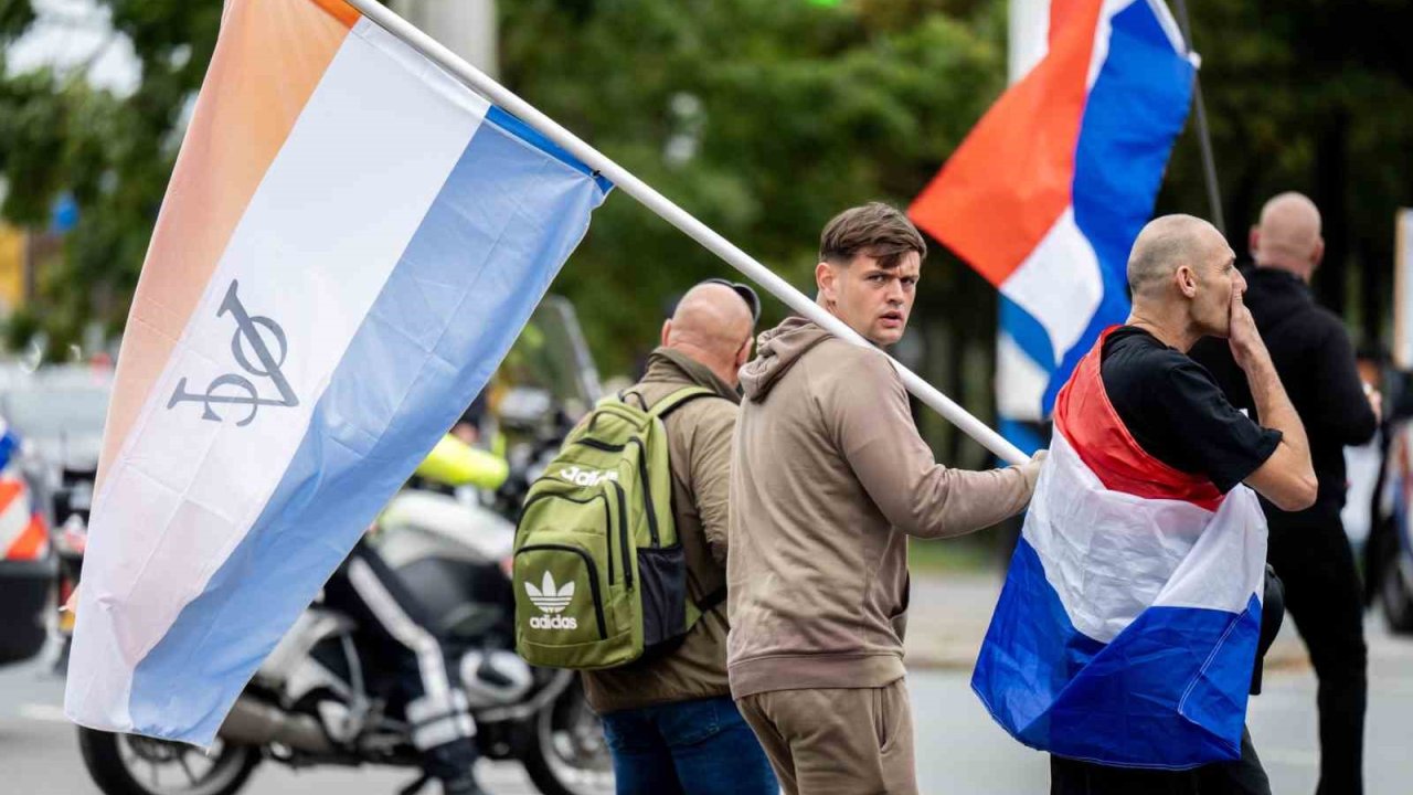Hollanda’da göçmenlik karşıtı gösterilerde protestocular polisle çatıştı