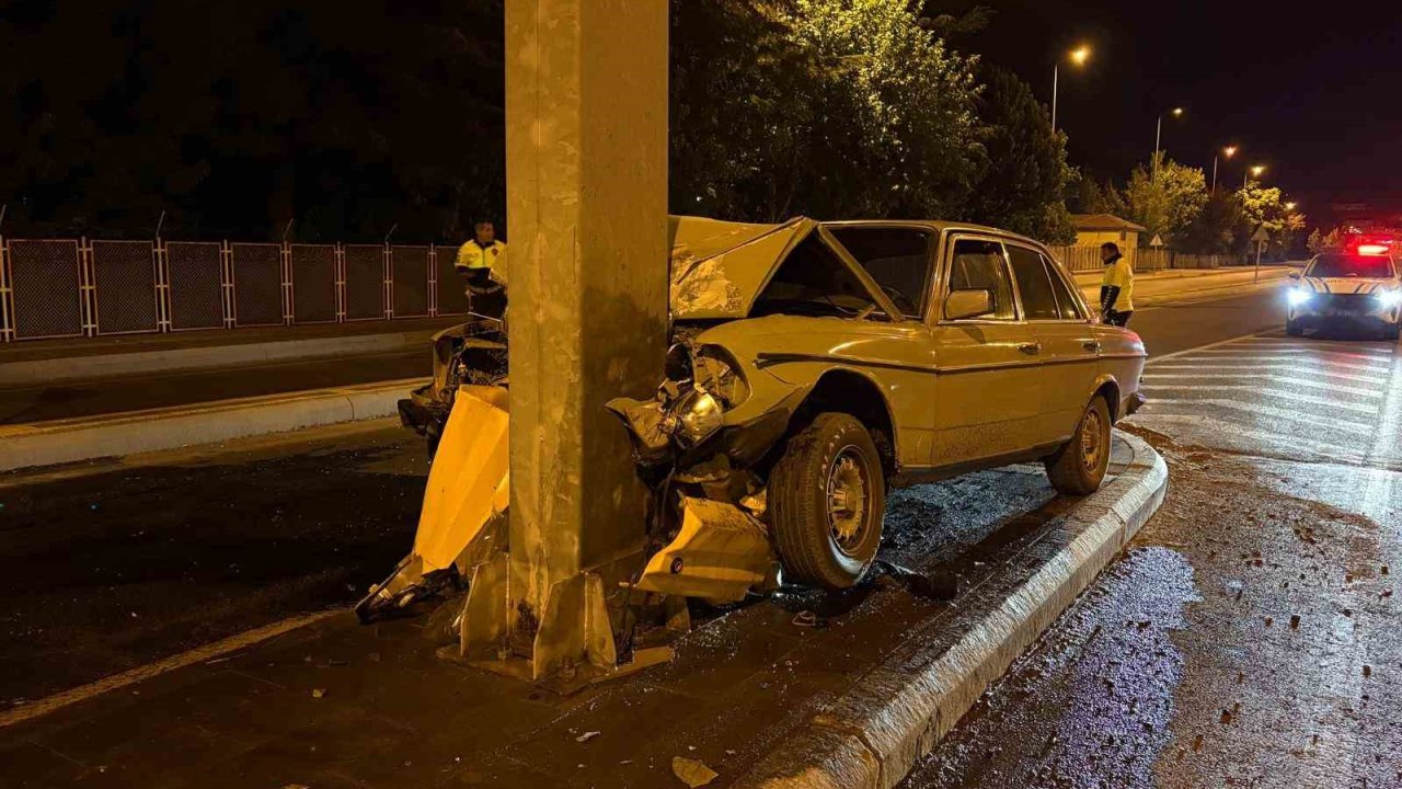 Klasik otomobil direğe ok gibi saplandı: 1 ağır yaralı