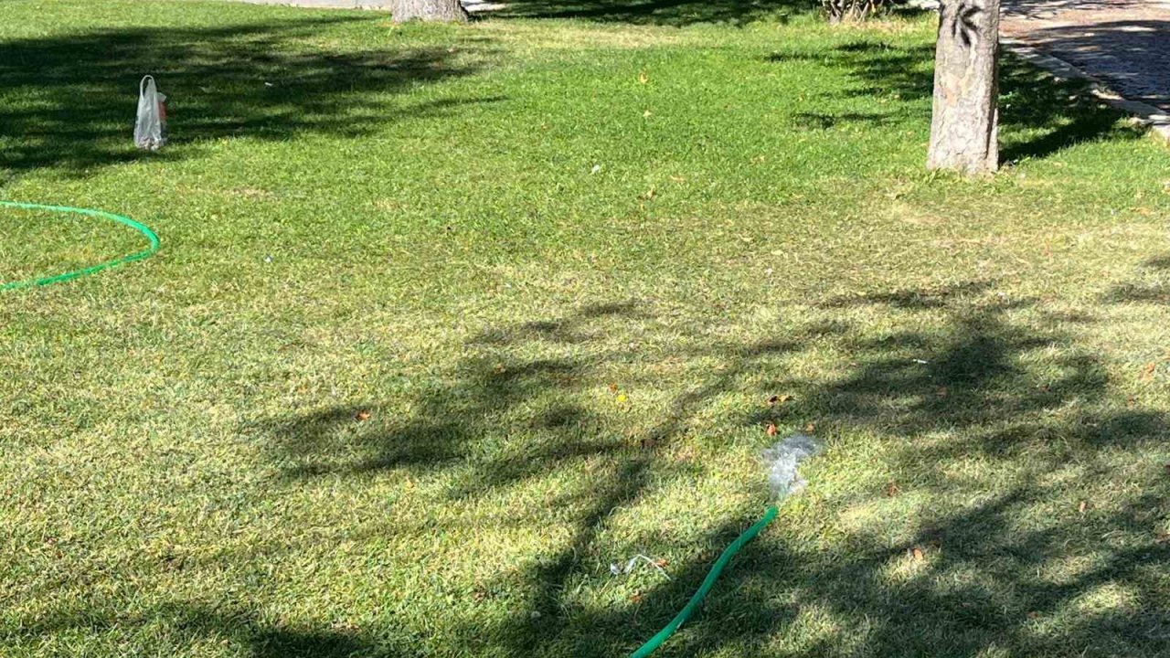 Park sulama hortumundan boşa akan su israfa yol açtı