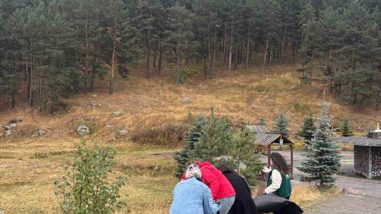 Sarıkamış’ta gençler çevre temizliği yaptı