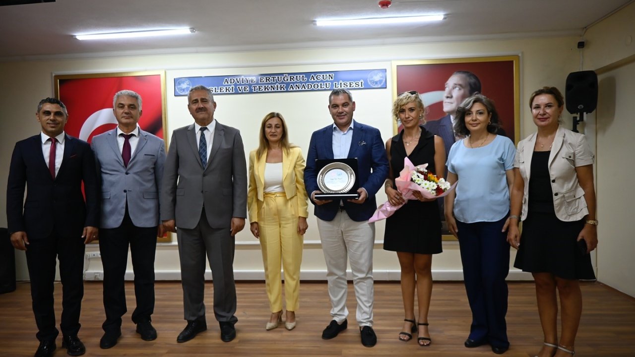 Kuşadası’nda hayırsever iş insanına eğitime destek plaketi