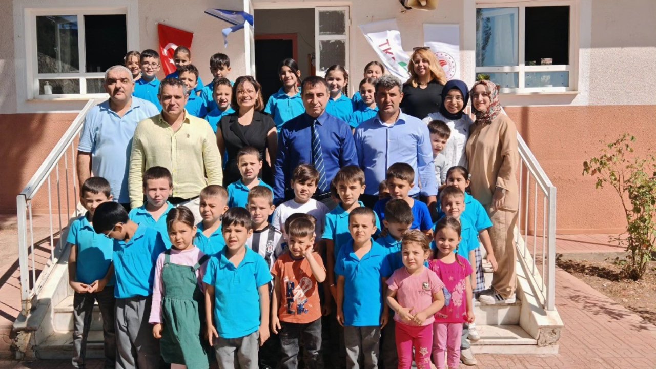 Nazilli’de öğrenciler zeytin fidanlarını toprakla buluşturdu