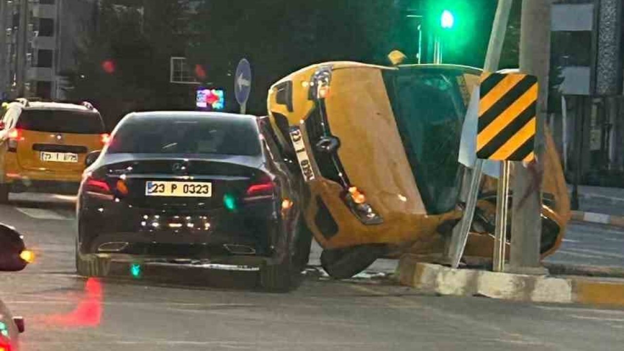 Elazığ’da ticari taksi ile otomobil çarpıştı: 2 yaralı