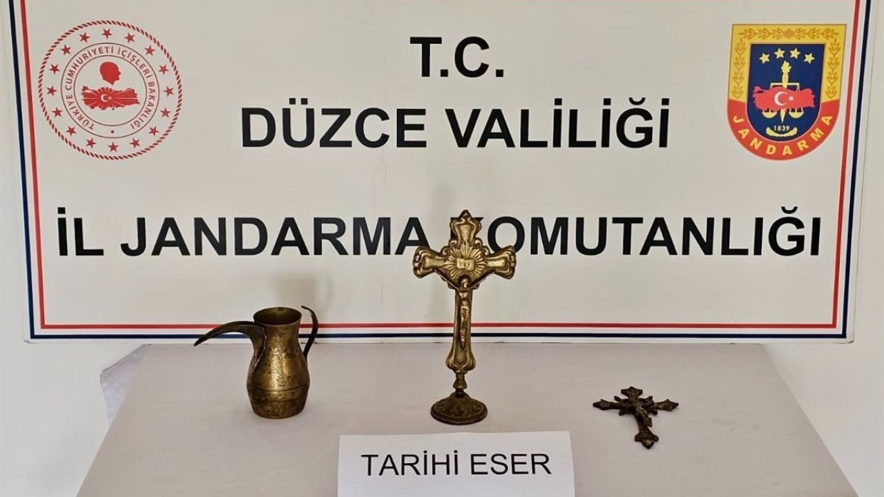 Düzce’de kaçakçılara göz açtırılmıyor: Çok sayıda makaron, tütün ve tarihi eser ele geçirildi
