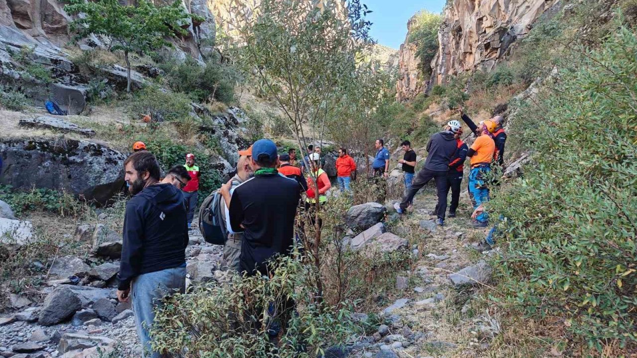 Kayalıklardan düşen dağcı hayatını kaybetti