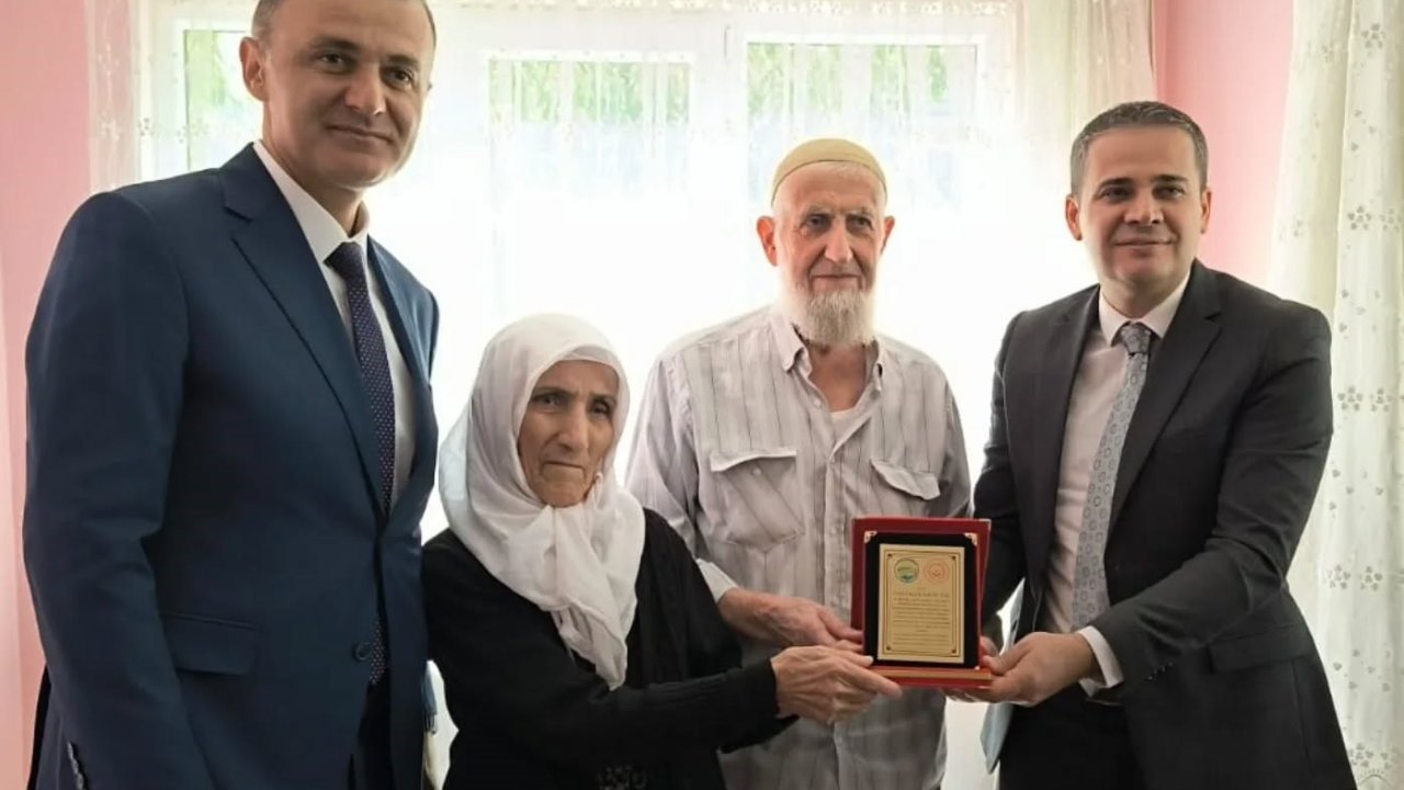 Beyşehir’de örnek çiftlere plaket verildi