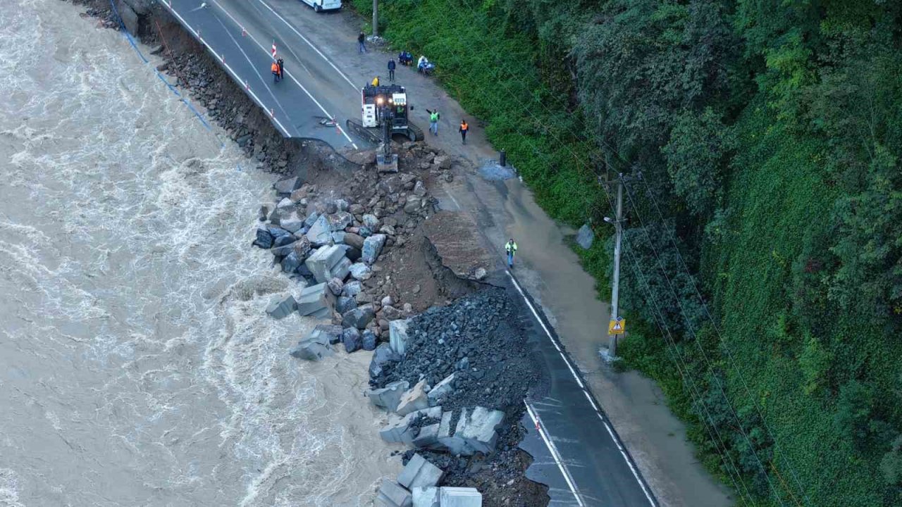 Ardeşen-Çamlıhemşin karayolunda göçük