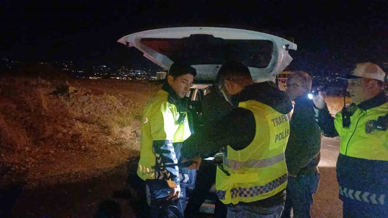 Polisin şüphe üzerine durdurduğu cipten ruhsatsız tüfek çıktı