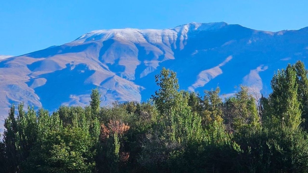 Erzincan’da Keşiş Dağının zirvesine kar yağdı