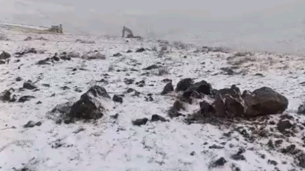 Başkale’de mevsimin ilk karı yağdı