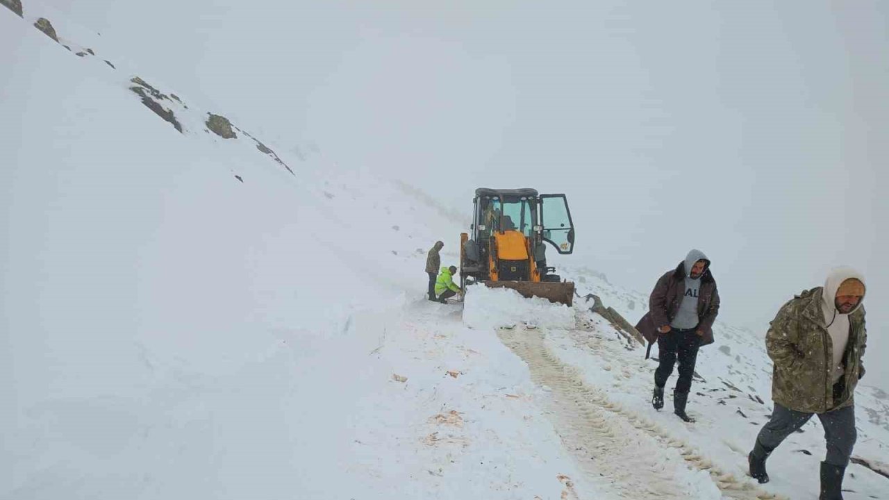 Bayburt’ta kar ve fırtına çobanı yaylada yakaladı: Sürüsüyle fırtınada mahsur kalan çoban kurtarıldı