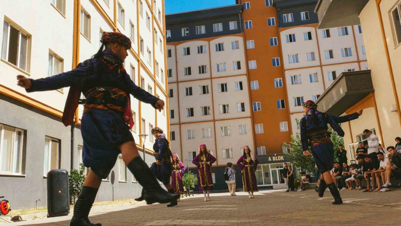 Aydın’da yurtlara gelen öğrenciler halk oyunları ile karşılandı