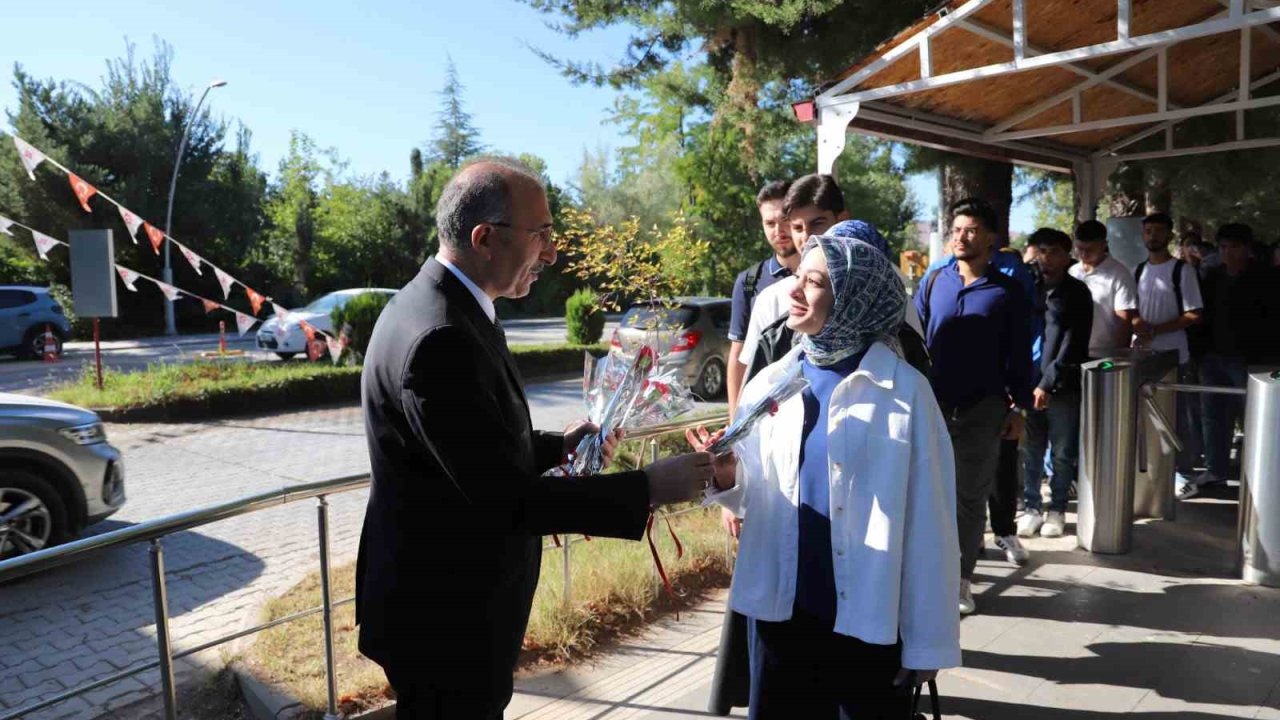 Fırat Üniversitesi’nde öğrenciler çiçeklerle karşılandı