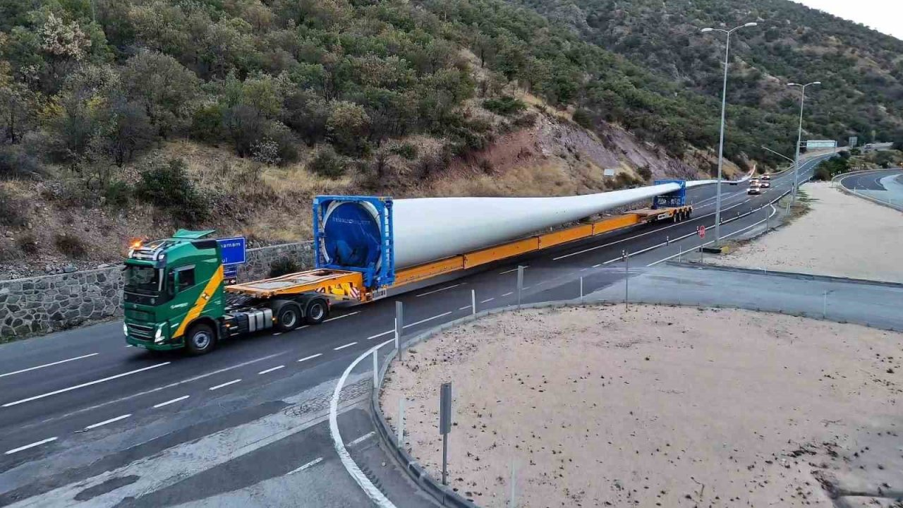 90 metrelik dev kanatların geçişi dronla görüntülendi