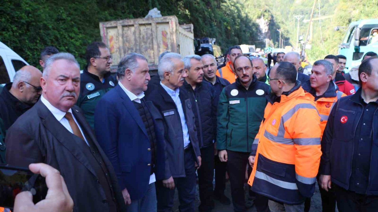 Bakanlar Abdulkadir Uraloğlu ve Aşkın Osman Bak Ayder Yaylası yolunda incelemelerde bulundu