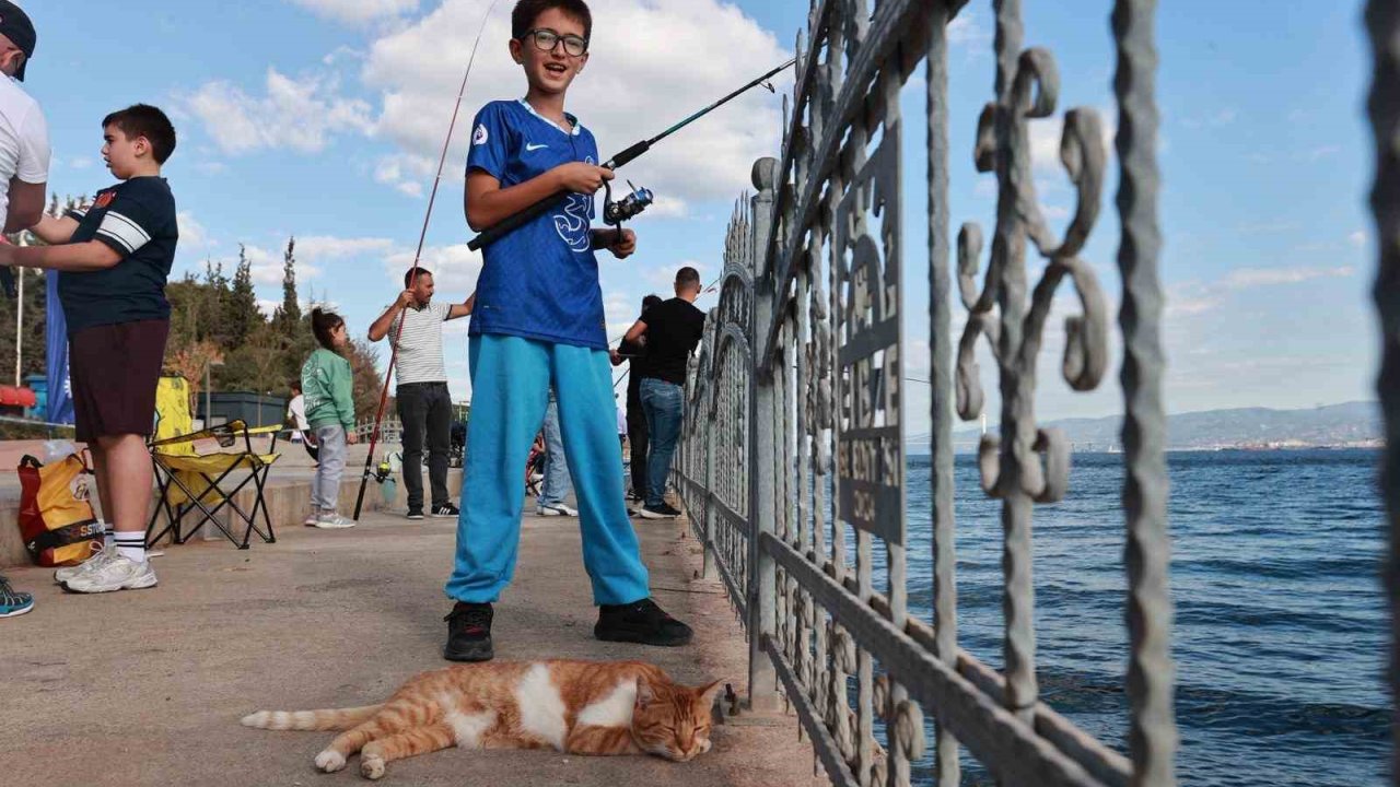 Babalar ve çocuklar oltalarını Eskihisar’da denize attı