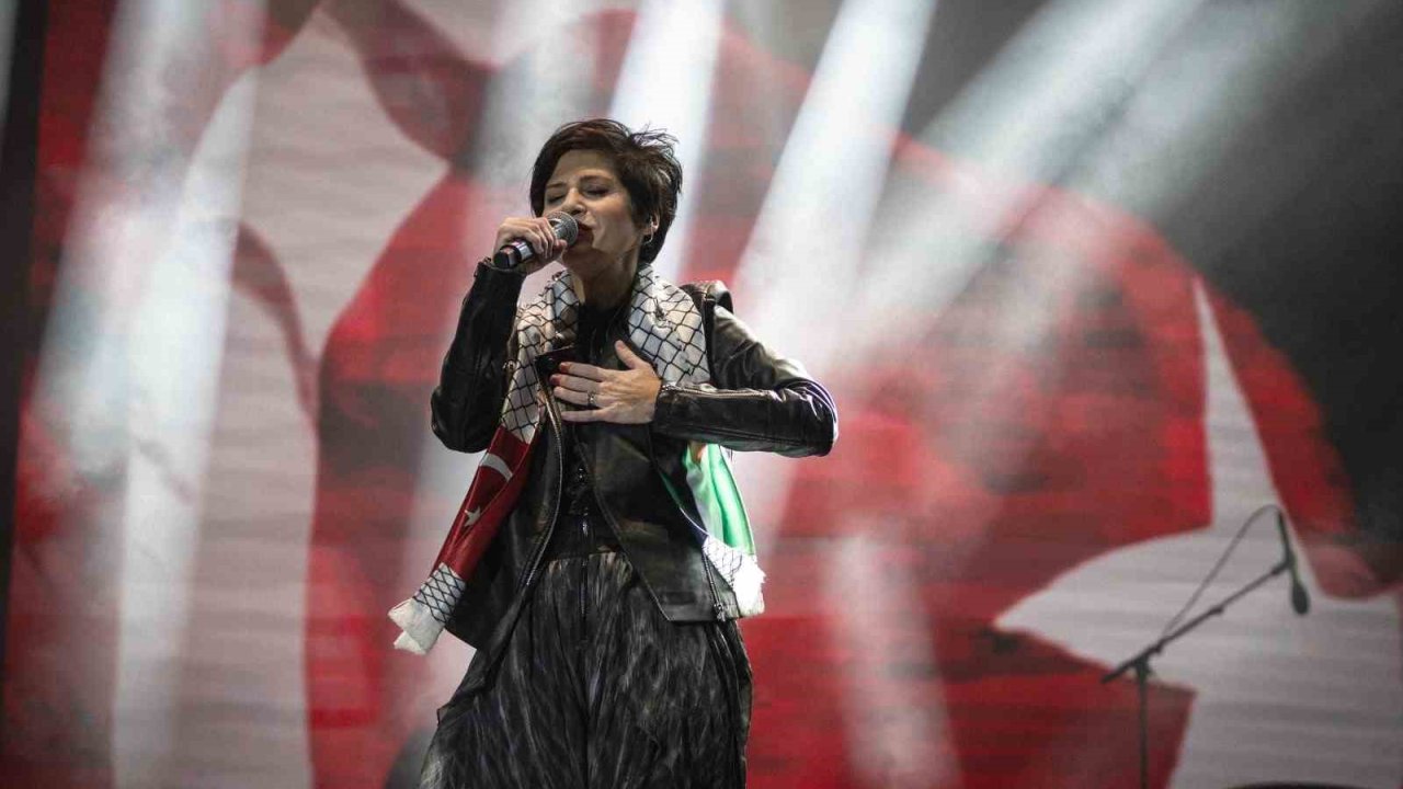 Bingöl ’Bir Anadolu Şenliği’nde Aydilge’den Gazze’ye destek masajı