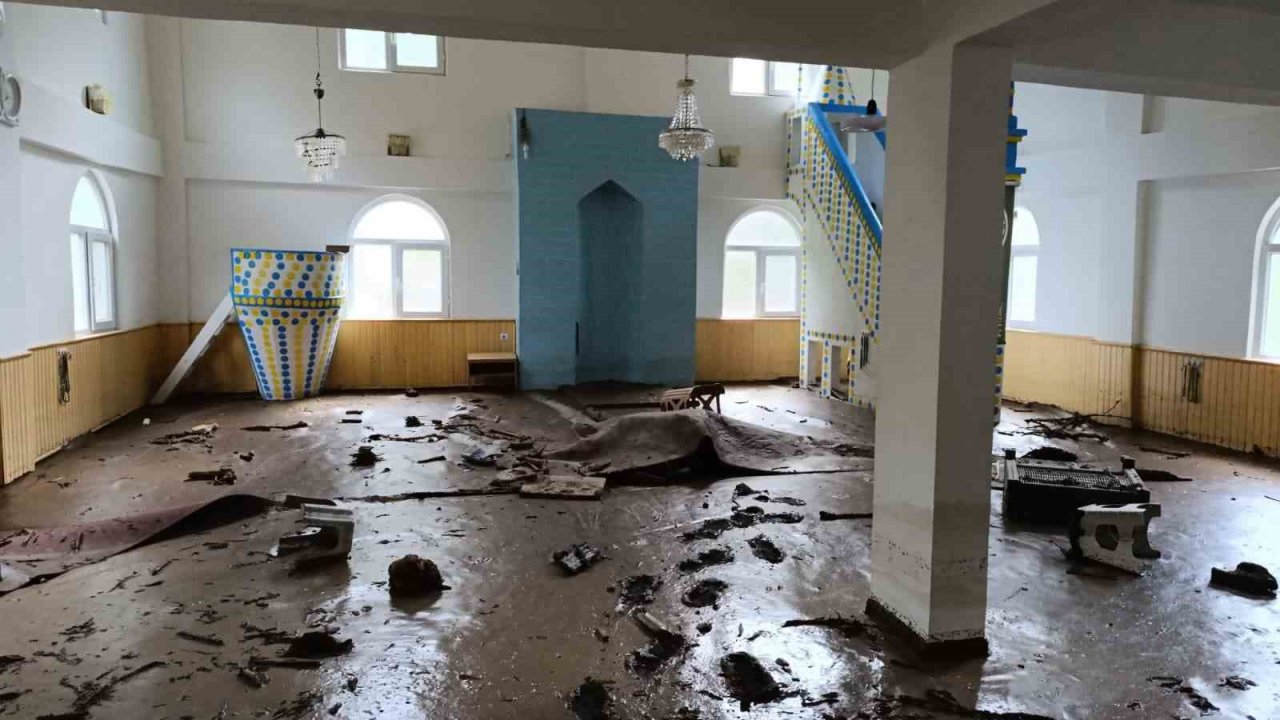 Artvin’in Borçka ilçesindeki sel sonrası Karşıköy Camii çamur içinde kaldı