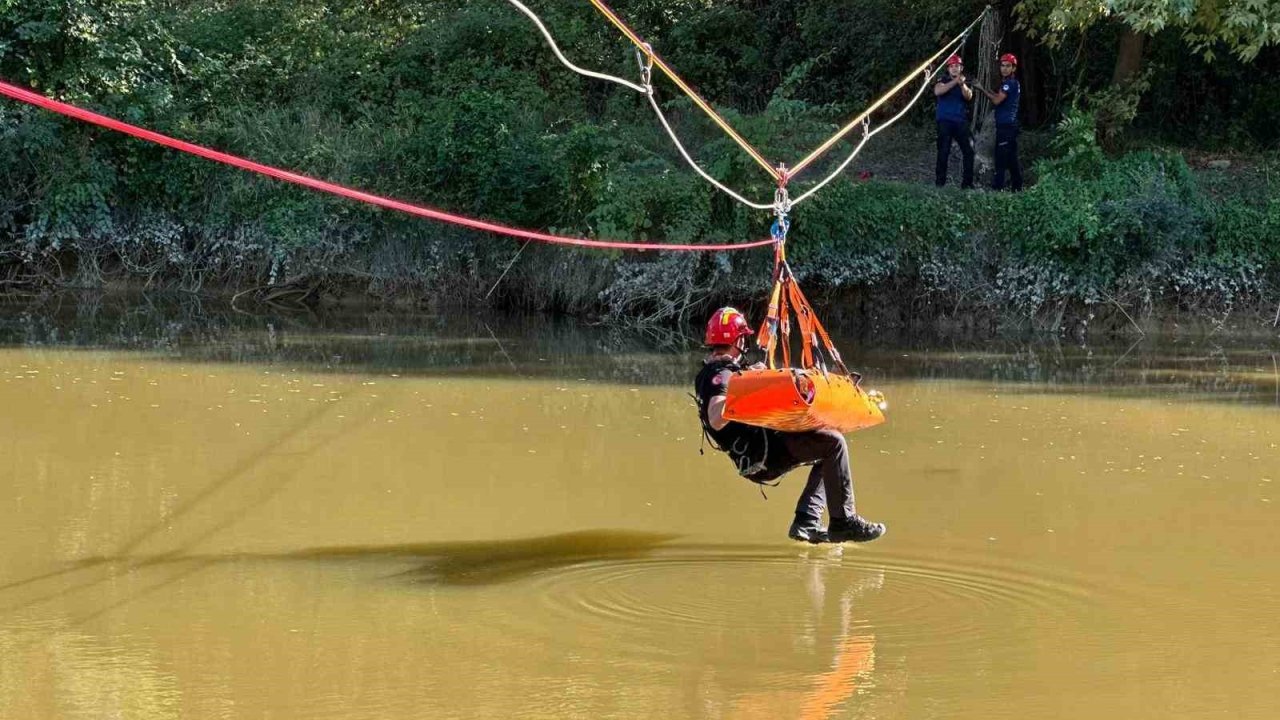İtfaiyeden Sakarya Nehri üzerinde nefes kesen tatbikat