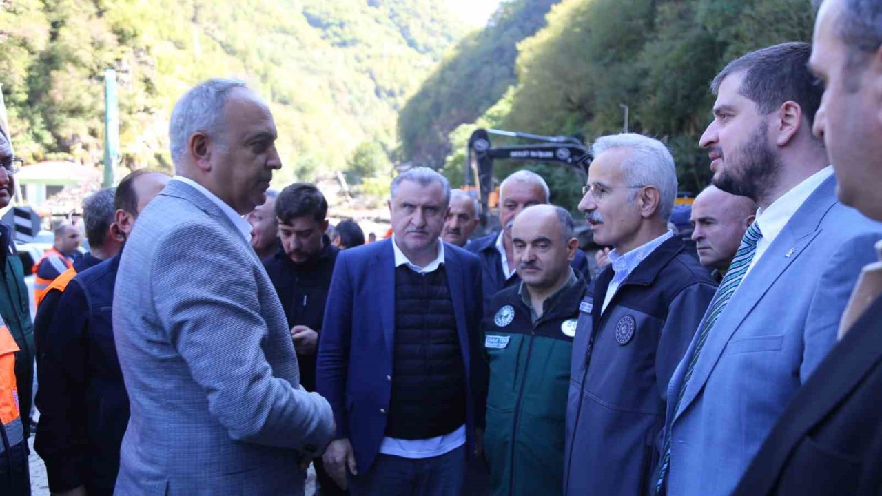 Bakanlar Uraloğlu ve Bak sellerden zarar gören Artvin’in Borçka ilçesinde incelemelerde bulundu