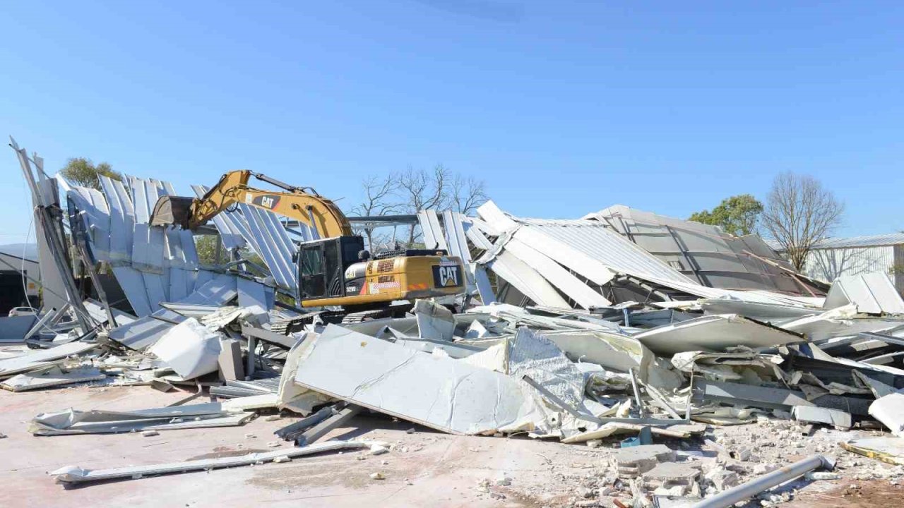 Ürünlü’de 2 kaçak yapı yıkıldı