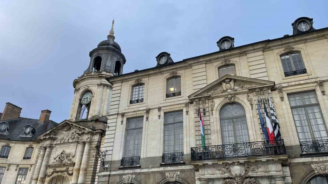 Fransa’da 52 belediye binasına Filistin bayrağı asıldı