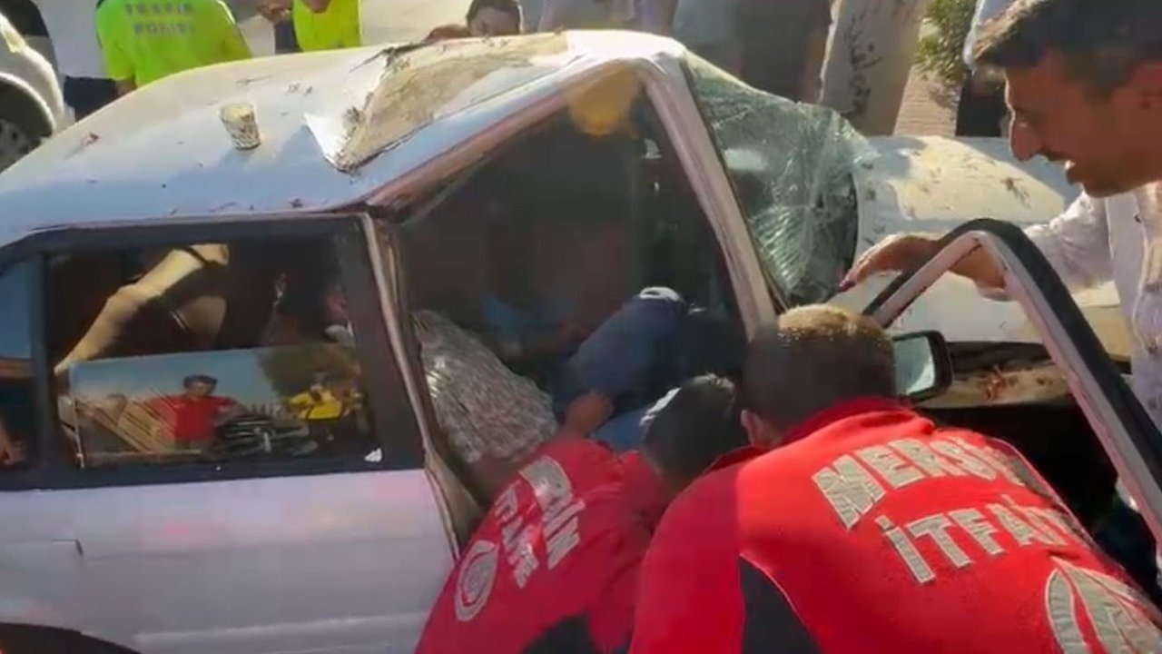 Otomobilde sıkışan yaralıyı itfaiye erleri kapıyı keserek kurtardı